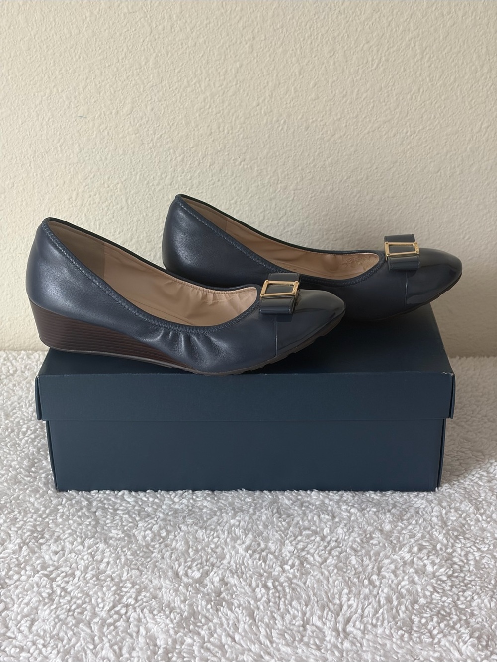 Cole Haan Grand OS Women’s Navy Blue Leather Emory Bow Wedge Pumps Size 9M